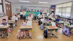 정읍시, 수성초등학교 입학생 33명에게 책 꾸러미 전달