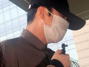 ‘음주운전 혐의’ 신혜성, 입 꾹 닫은 채 모습 드러내