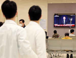25일부터 의대교수 사직 효력…의료계 내홍 해결 관건