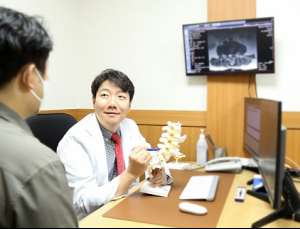 걸음 자꾸 멈추고 허리 숙여야 편하다면 [건강 나침반]