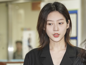 복귀 시동 걸던 김새론, 연극 ‘동치미’ 하차키로