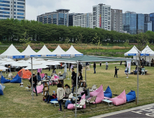 [전정희 기자의 포토+] 천변에 봄바람, 책과 함께