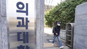 의대 교수들 “기한 넘겨도 받아준다니…교육부, 입시 편법 조장” 