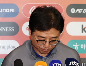 고개 숙인 황선홍…“전적으로 감독 책임…대표팀 시스템 바뀌어야”