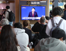尹대통령 취임 2주년 기자회견... 생중계 시청하는 시민들 