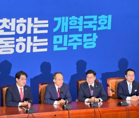 여야 원내대표 첫 회동 “빨강-파랑 섞인 보라 넥타이로 환영” [쿡 정치포토]