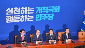 여야 원내대표 첫 회동 “빨강-파랑 섞인 보라 넥타이로 환영” [쿡 정치포토]