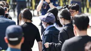'잔고 위조' 尹 장모 최은순씨 가석방…구속 299일만