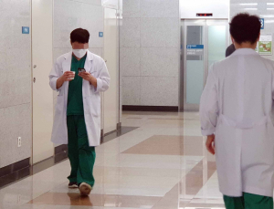 의사 평균 연봉 3억 넘어…“수급 부족 탓에 고연봉”