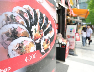 냉면 한 그릇 1만 2000원 육박…김밥 등 외식비 또 올라
