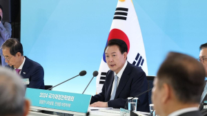 尹대통령 “R&D 예타 전면 폐지…기초연금·생계급여 계속 늘릴 것”