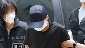 ‘인천 교회 여고생 학대 혐의’ 50대 신도, 법원 출석