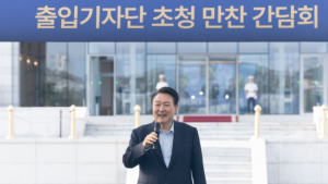 尹대통령, 용산에서 기자들과 김치찌개·계란말이 만찬