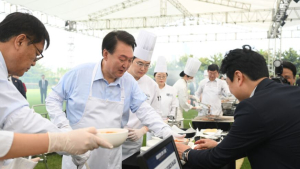 尹대통령, 김치찌개 레시피 공개…“긴장 풀고 편안하게 즐겨 주시길”