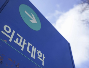 “의료개혁 파트너 돼달라” vs “전국집회로 응집”