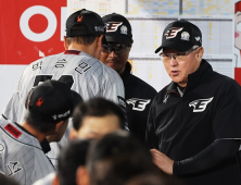 한화 부임 후 첫 벤치클리어링…김경문 “더 가르치겠다”