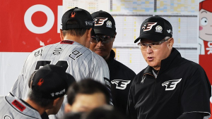 한화 부임 후 첫 벤치클리어링…김경문 “더 가르치겠다”