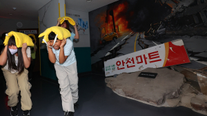 ‘지진이다’ 대피 요령 교육받는 어린이들