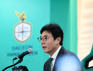황선홍 대전 감독, 4년만 복귀전…상대는 친정팀 포항 [K리그]