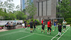 공차고 도자기 굽고…건설사 이색 마케팅