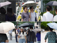 ‘무더위에 양산은 필수’