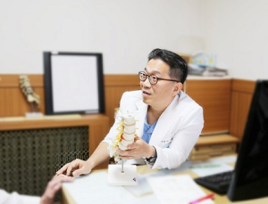 척추뼈 앞부분이 부서지는 압박골절… 넘어진 적 없어도 발생 [건강 나침반] 
