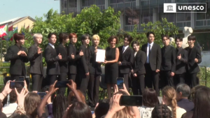 “혼자가 아냐” 세븐틴, 파리 한복판서 외친 청년찬가