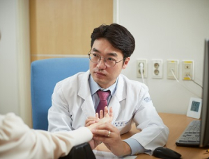 양반다리, 다리 꼬기, 오래 앉아있기 척추 건강 악영향 [건강 나침반]