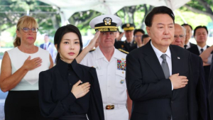 尹대통령, 하와이 첫 일정 호놀룰루 태평양국립묘지 참배