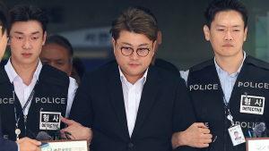 김호중 첫 재판, 15분 만에 끝…오열하던 팬 퇴장도