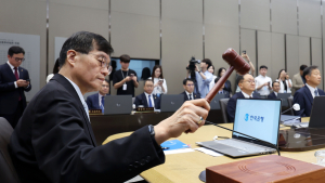 한은 금통위, 기준금리 연 3.5% 유지...12차례 연속 동결
