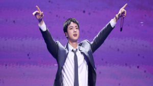 BTS 진, 프랑스 혁명기념일에 파리 올림픽 성화봉송