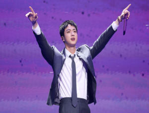 BTS 진, 프랑스 혁명기념일에 파리 올림픽 성화봉송