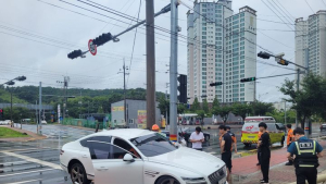 진주서 승용차 빗길에 미끄러져 인도로 돌진…2명 부상
