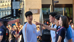 BTS 진,  파리올림픽 성화 봉송
