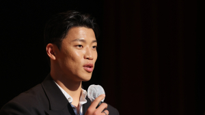 인종차별 당한 황희찬…동료는 주먹 날려 퇴장, 팀은 공식 성명