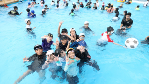 ‘피서 멀리가지 마세요’ 집 앞에서 즐기는 워터파크 
