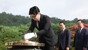 한동훈, 첫 공식 일정으로 현충원 참배