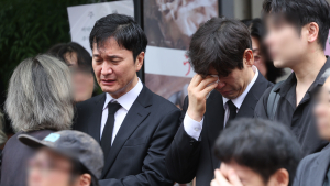 ‘하늘도 울었다’ 故 김민기, 동료들 배웅 속 영면