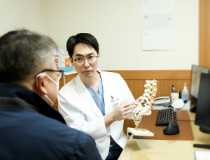 휴가철 장거리 운전 후 종아리 저리다면… 디스크 때문 [건강 나침반]