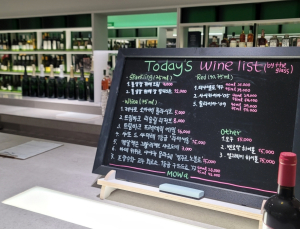 주류업계, 수입 감소 반전 노려…하이볼·글래스와인 확장