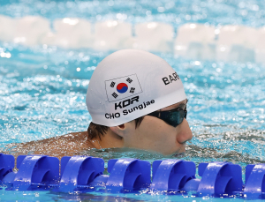 ‘깜짝 예선 1위’ 수영 조성재, 평영 200m 준결승 진출…韓 최초