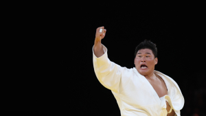 ‘일본 업어치기 제압’ 유도 김민종, 4강서 한일전 한판승…銀 확보