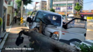 진주 문산서 3중 추돌사고…4명 부상