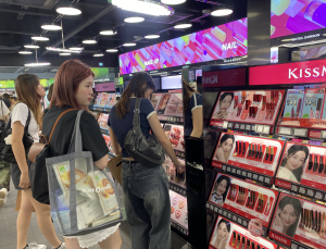 “공항서 올리브영 버스 타요”…뷰티 한류가 K-관광 효과까지