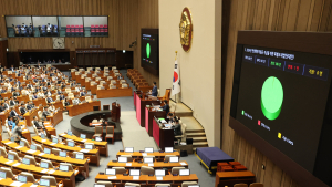 ‘전 국민 25만원 지원’ 효과 갑론을박…“코로나 때 빈곤율 감소”
