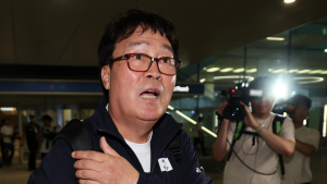 김택규 대한배드민턴협회장, 선수단에 앞서 귀국