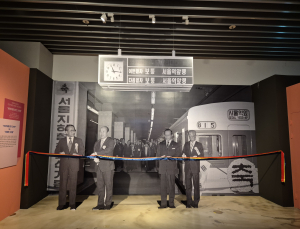 800억명 싣고 지구 5만 바퀴 돈 서울 지하철, ‘50살’ 기념 전시 [가봤더니]