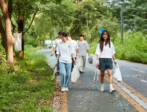 유니클로, ‘롯데월드몰점’ 오픈 앞두고 탄천 정화활동