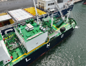 가스공사, 국내 최초 컨테이너선 ‘LNG 벙커링 동시작업’ 성공